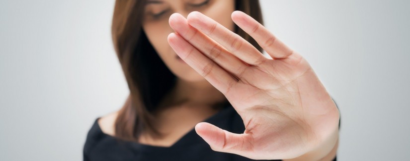 Служительница с острым ножом в руке!