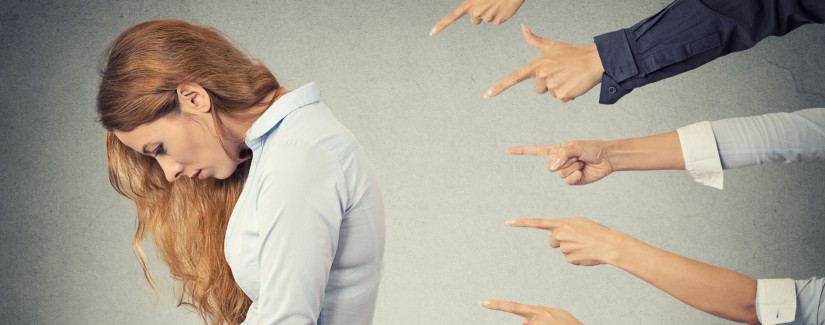 Служительница, которая ноет и которая жалуется